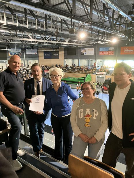 Übergabe Förderurkunde "SPORTLAND HESSEN bewegt"
v.l. Ralf Koch-Sportkreis Lahn-Dill, OB Manfred Wagner - Stadt Wetzlar ,Ann-Kathrin Linsenhof- HMFG, Meike Theermann - Buderus Arena, Arne Wohlfarth - HSG Wetzlar    Bild: Sven Lehne