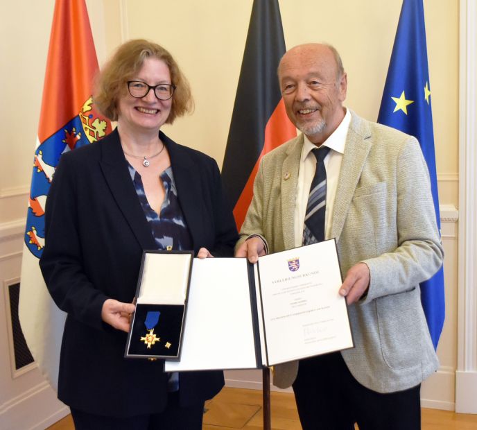 Georg Komma hat in Wiesbaden von Staatssekretärin Karin Hechler den Hessischen Verdienstorden am Bande verliehen bekommen. Bild: Gerhard Strohmann