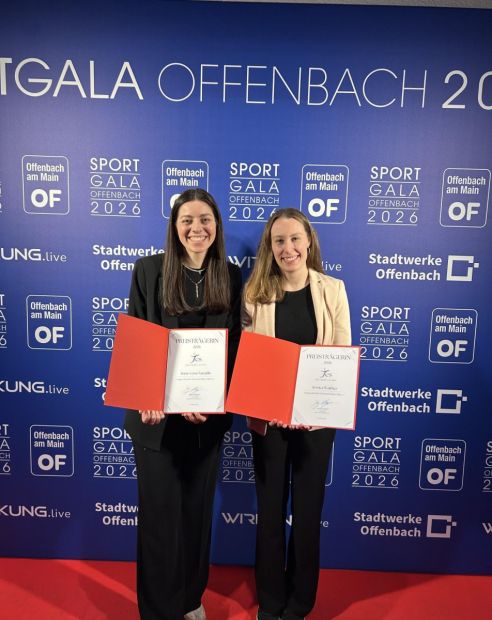 Die ersten Preisträgerinnen des neuen Jugend-Engagement-Preises "Jes": Anna-Lena Tascidis (links) und Jessica Walther (beide TGS Bieber 1900 e.V.) Bild: Sportkreis Offenbach e.V.
