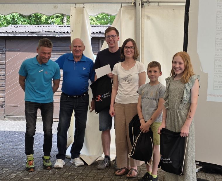 Eine besondere Würdigung und Ehrung erhielten die Sieger beim Familienwettbewerb 2025, an der sich 30 Familien im Sportkreis beteiligten. Die Familie Kube/Schwedes mit Winfried, Carina, Daniel, Lina und Ole vom TV Haiger schaffte dies mir den meisten Familienmitgliedern. Bild: Jutta Hanig
