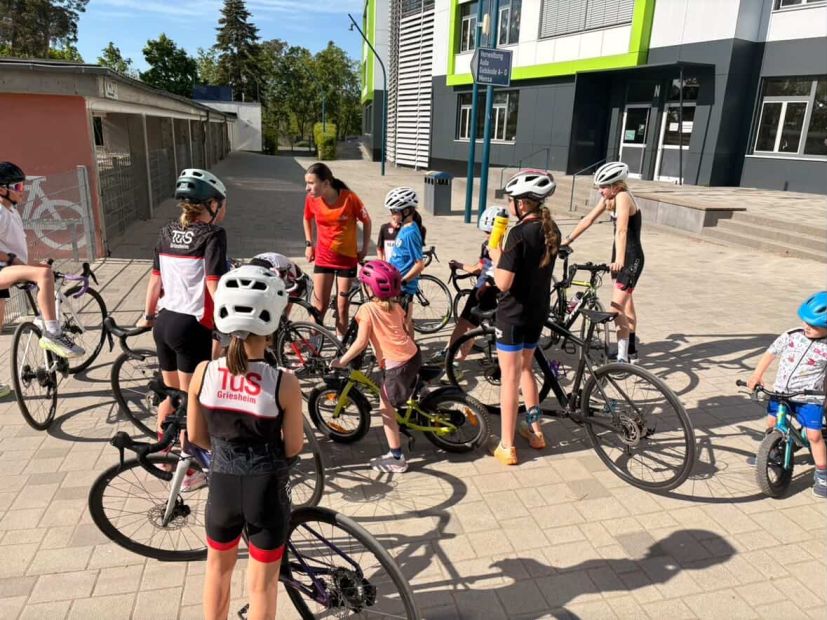 Der TuS Griesheim hat in Kooperation mit der Gerhart-Hauptmann-Schule in vier Wochen rund 40 Schülerinnen und Schüler für den ersten Triathlon vorbereitet. Bild: Susan Hafermalz