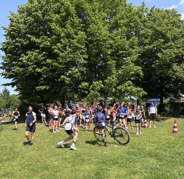 Wechselzone 2: Der Radfahrer übergab den Zeitmess-Chip an den Läufer. Bild: Tanja Weber