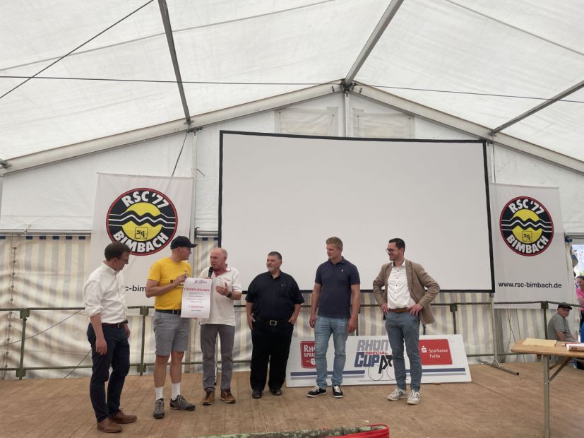 Der RSC Bimbach hat sein "Förderkonto" beim lsb h komplett abgeräumt. Für den Bau einer Halle hat der Vereinsvorsitzende Frank Scheiber - zweiter von links im gelben Trikot -  die lsb h Förderurkunde über 7.500 Euro  erhalten.    Bild: RSC Bimbach
