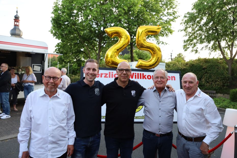 Bestens organisierte Begrüßung der Gäste mit Fotoshooting für das Jubiläumsalbum. V. l.: Sportkreis-Ehrenvorsitzender Hein-Peter Möller, SC-Vize Leonhard Höfer, Holger Quanz - SC-Vorsitzender, Theodor Kohlmann - stv. Bürgermeister a. D., Sportkreisvorsitzender Harald Piaskowski     Bild: Wolfgang Budenz - SC Eitra Dynamit Eiterfeld
