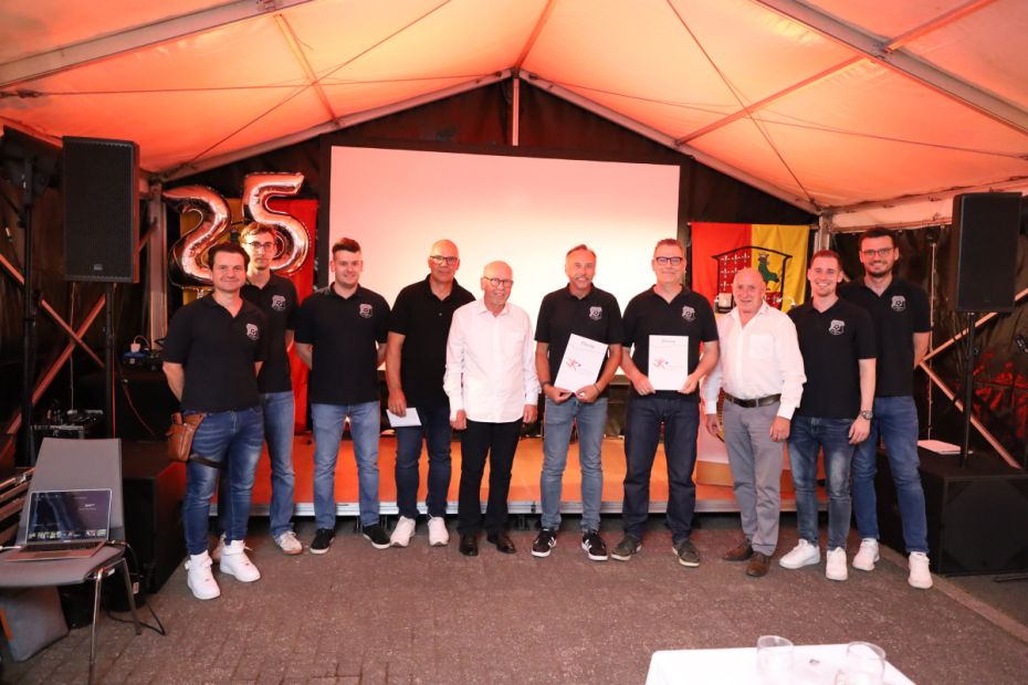 Die SC-Führungs-Crew mit  den Geehrten Oliver Kaufhold und Matthias Burkard (4. und 5. v. r.).    Bild: Wolfgang Budenz - SC Eitra Dynamit Eiterfeld