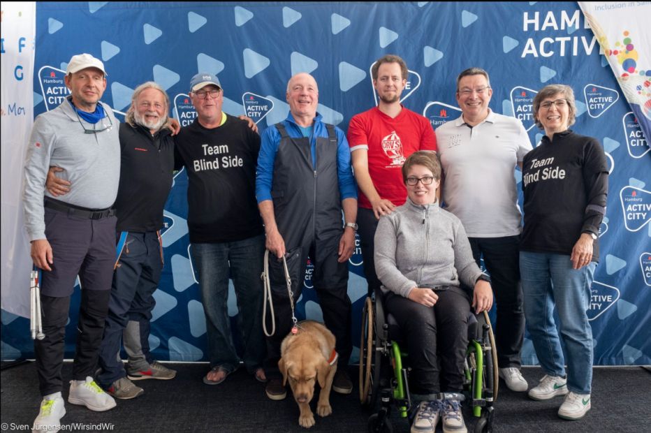 von rechts nach links:
Matthias Teichmüller, Thomas Ebert, Matthias Sator, Uwe Gruhn, Benedikt Weise, Andreas Sand ( GF der Heinz Kettler Stiftung) Jutta Gruhn, im Vordergrund Assistenzhund Bruno und Laura Weise    Bild: Sven Jürgensen