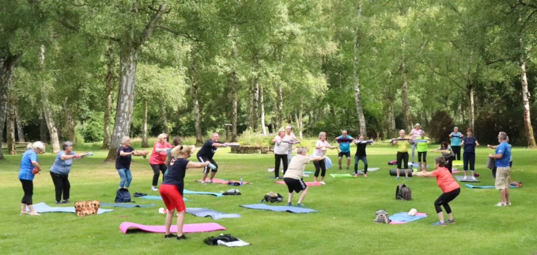Sport im Park, wörtlich genommen: Diese Frauen und Männer gehen in Frankenberg in die Hocke.     Bild: Marius Hamel