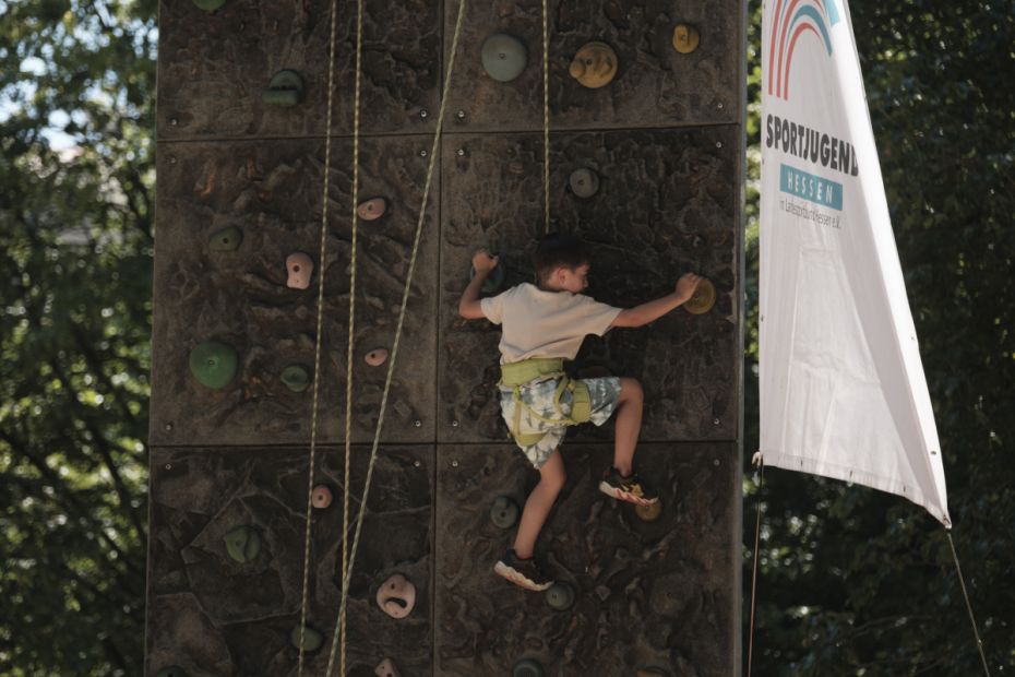 Mutig hoch hinaus beim mobilen Kletterturm.    Bild: SKDADI