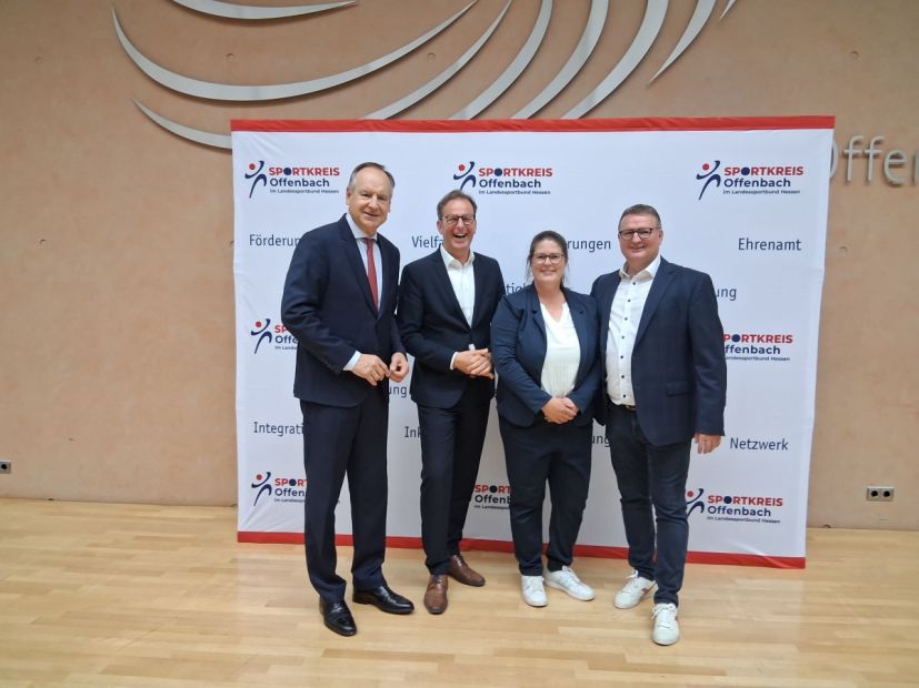 Verantwortlich für die Ehrungen der Absolventen und Prüfer des Deutschen Sportabzeichens.
v.l.n.r.: Landrat Oliver Quilling, Kreisbeigeordneter Alexander Böhn, Sportabzeichen-Beauftragte Mareike Bauer & Sportkreis-Vorsitzender Jörg Wagner Bild: Sportkreis Offenbach e.V.