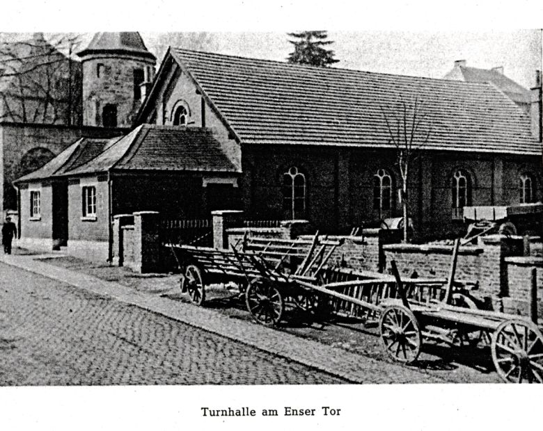 Die bereits 1866 gebaute Turnhalle am Enser Tor wurde noch bis 1974 genutzt. Foto: Festschrift 100 Jahre TV Korbach