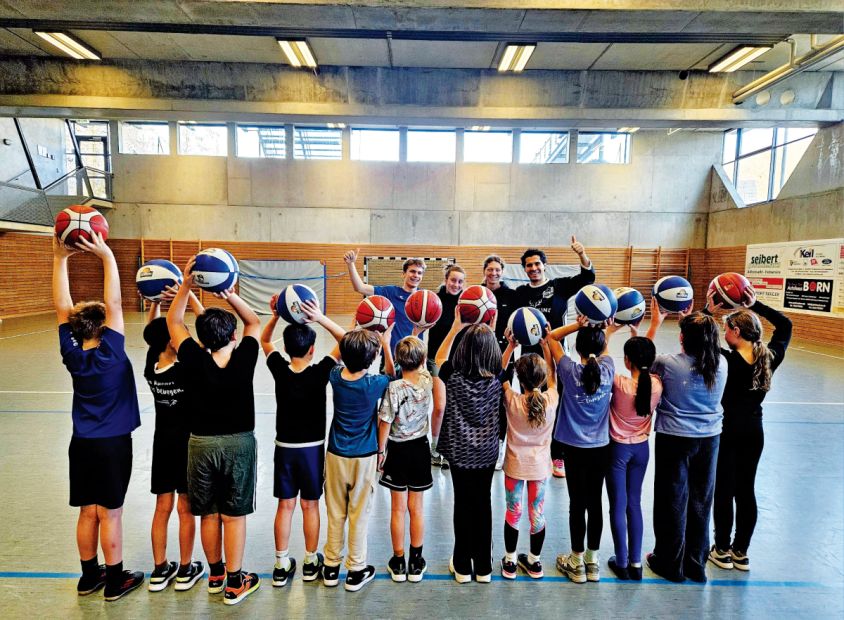 Die Reichenberg-Schule in Reichelsheim (Odenwald) kooperiert mit mehreren Vereinen. Dadurch können sich die Schüler*innen beispielsweise beim Basketball ausprobieren.Foto: Reichenberg-Schule