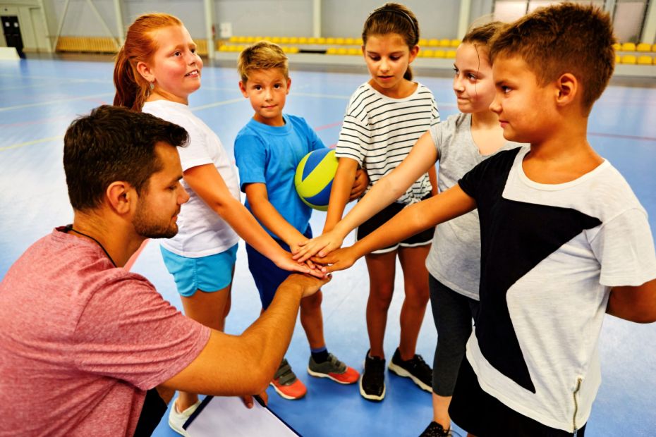 Kooperationen im schulischen Ganztag erfordern andere Übungseinheiten als reine Vereinsangebote. Hierzu gibt es verschiedene Fortbildungsmöglichkeiten. Foto: shutterstock