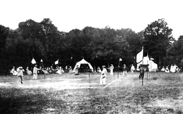 Die gezeigte Tennisfotografie mit dem Titel „The first Lawn Tennis at Homburg“ ist wahrscheinlich die wohl älteste in ganz Europa. Aufgenommen wurde sie vom Hoffotografen Voigt im Jahr 1876. Quelle: Stadtarchiv Bad Homburg