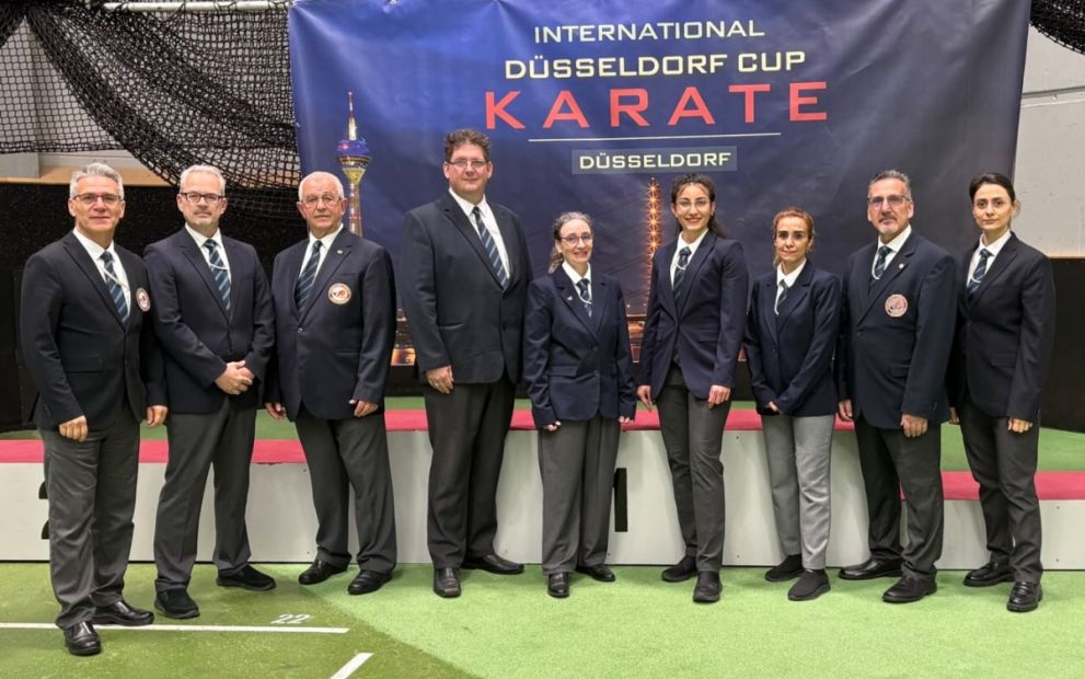 Hessisches Kampfrichterteam v.li.: Ali Nedaee, Thomas Luh, Peter Bancov, Stefan Lux, Katja Moder, Paria Eizadyariaghmiyouni, Sahra Mehri, Recep Selova, Forough Yaghoubi Bild: privat für den HFK