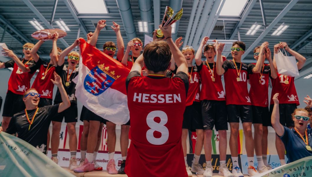 Das männliche U16-Team aus Hessen feiert den Erfolg beim Bundespokal in Dresden.