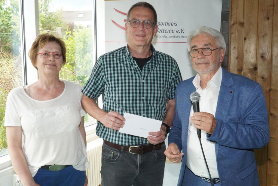 30 Jahre war Dieter Schmidt (Mitte) Vorsitzender der TG Melbach, 40 Jahre insgesamt im Vereinsvorstand. Seine Frau Vera engagierte sich ebenfalls über die Maßen. Als Dank gab es für die Beiden das "Goldene Kulturticket" der Gemeinde Wölfersheim, überreicht von Gemeindevorstandsmitglied Thomas Gerlach. Bild: Ralf Wächter