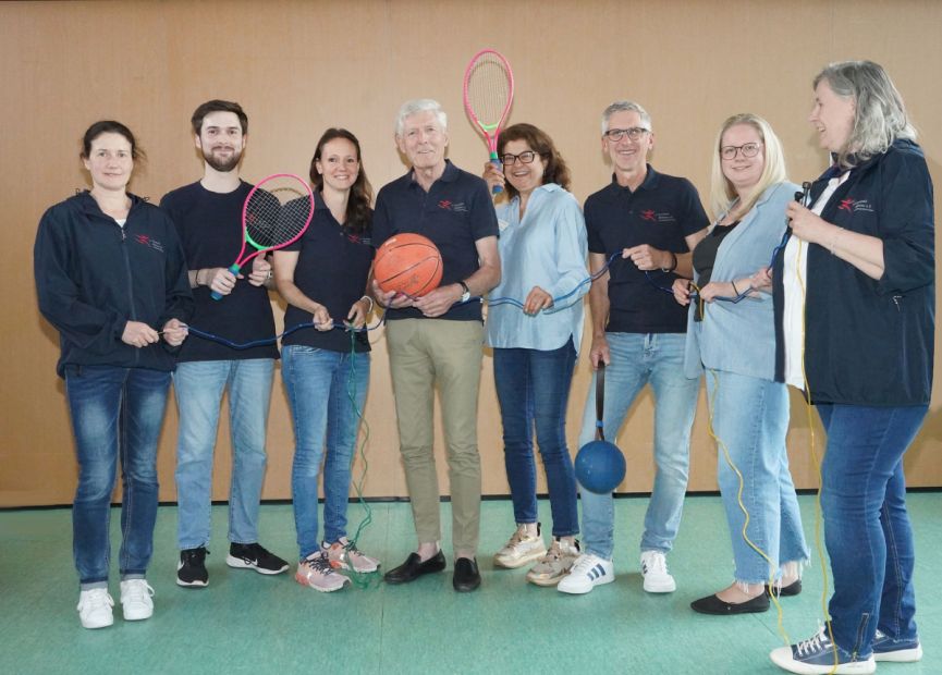 Gemeinsam am Ball sind Vorstand und Geschäftstelle des Sportkreises Wetterau um Vorsitzenden Jörg K. Wulf (Mitte, mit Ball). Weiterhin von links: Anja Stoll-Kaiser, Arne Kapell, Julia Tauber, Servet Yildirim, Thomas Golla, Lena Schubert und Katja Zielinski-Guthe. Bild: Ralf Wächter