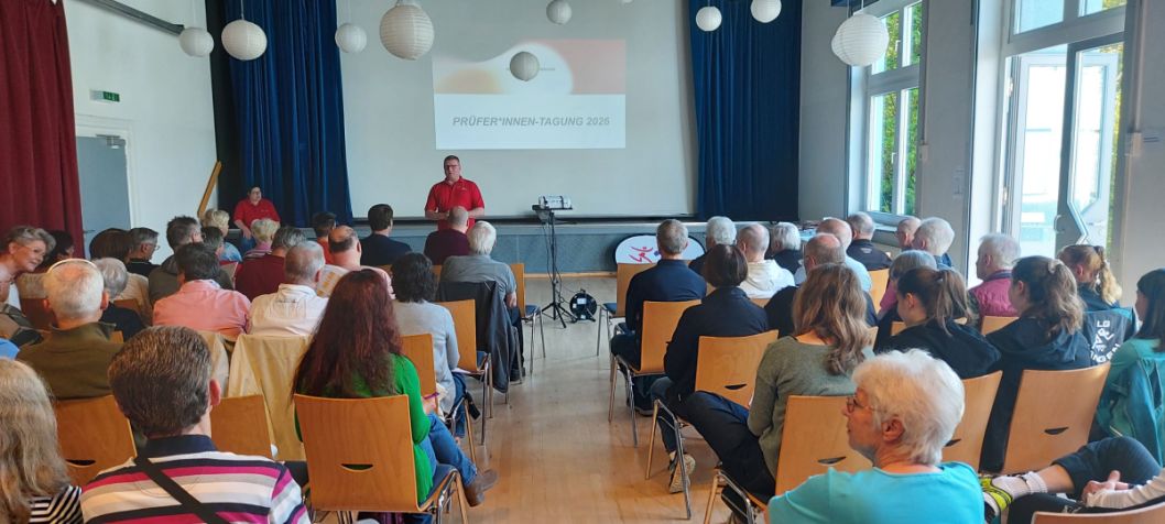 Sportkreis-Vorsitzender Jörg Wagner und Sportabzeichen-Beauftragte Mareike Bauer begrüßen die anwesenden Prüferinnen und Prüfer beim diesjährigen Sportabzeichen-Prüfertreffen. Zu Beginn bedanken sich beide für das herausragende Engagement der Prüferinnen und Prüfer. Bild: Sportkreis Offenbach e.V.