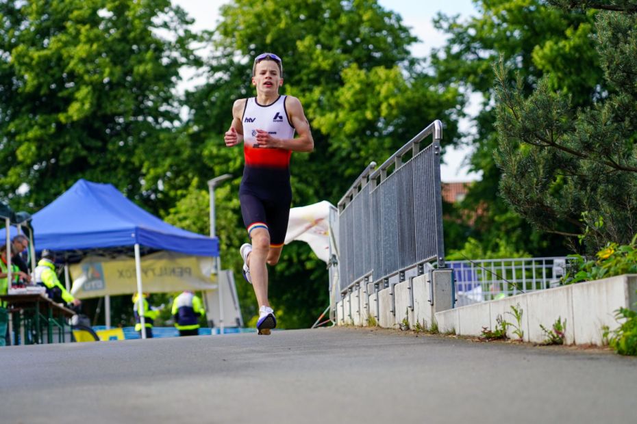 Felix Veith (Tri-Force Fulda) rannte mit überragender Laufleistung zum Titel in der Jugend B. Bild: Winni Penno / DTU