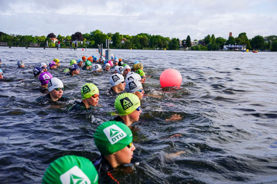 Warten auf den Startschuss! Schwimmen bei 17 Grad Wassertemperatur in der Wakenitz. Bild: Winni Penno / DTU