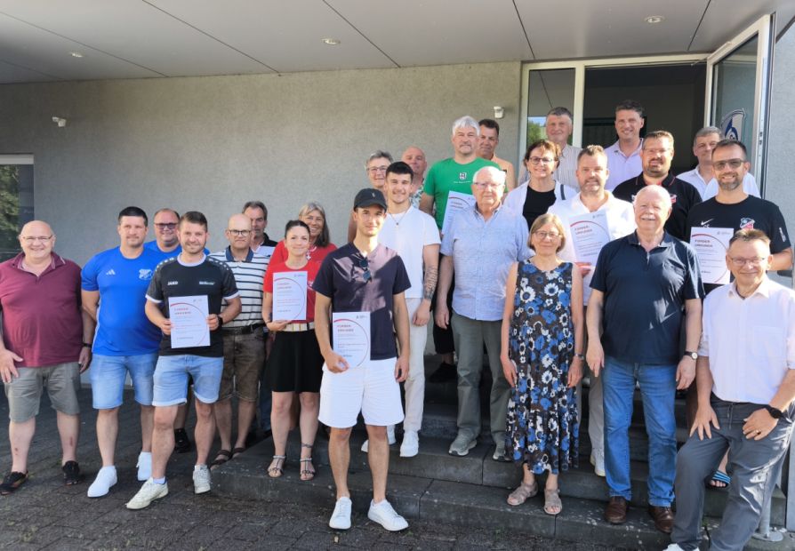 Förderurkunden Übergabe vor dem Clubhaus des OSC Vellmar e.V.