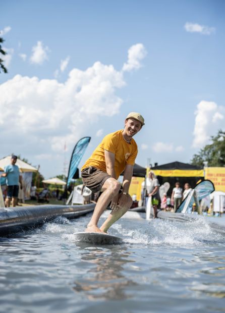Die Attraktion der Sportjugend Hessen: Skim-Board Wasserrutsche - Lennard war der Titelheld der Fuldaer Zeitung am 20. Juni.    Bild: Jonas Wenzel