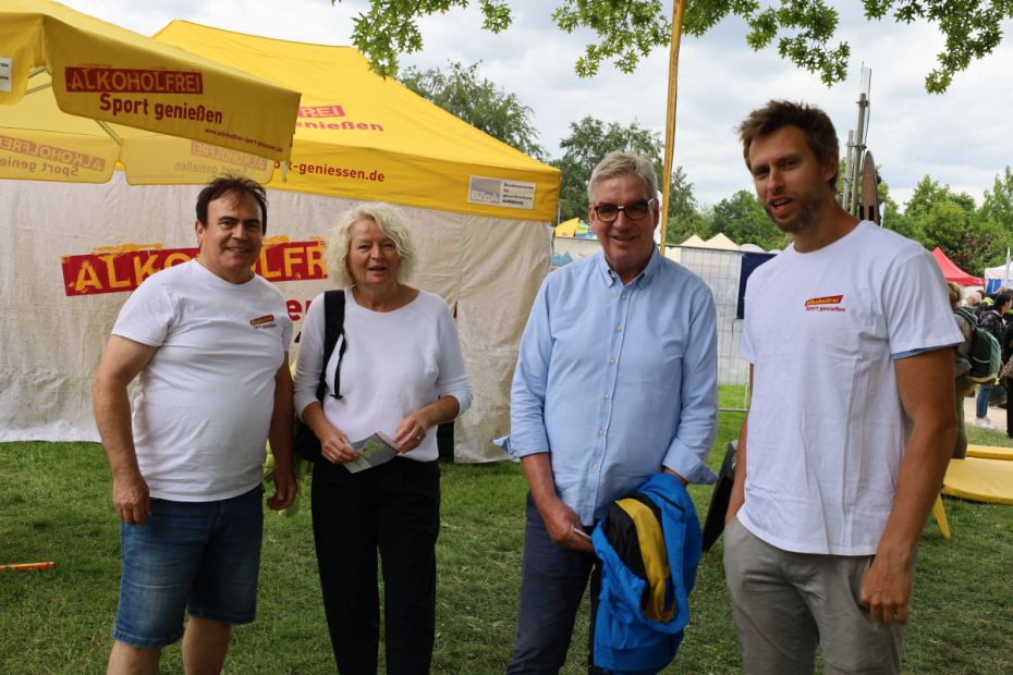Das Team von "alkoholfrei Sport genießen" war der Einladung des Sportkreis-Vorstands gefolgt und wurde herzlich von lsb h Vize Uwe Steuber begrüßt. Schade, dass die Mannschaft nur einen Tag da war.    Bild: Sportkreis Fulda-Hünfeld