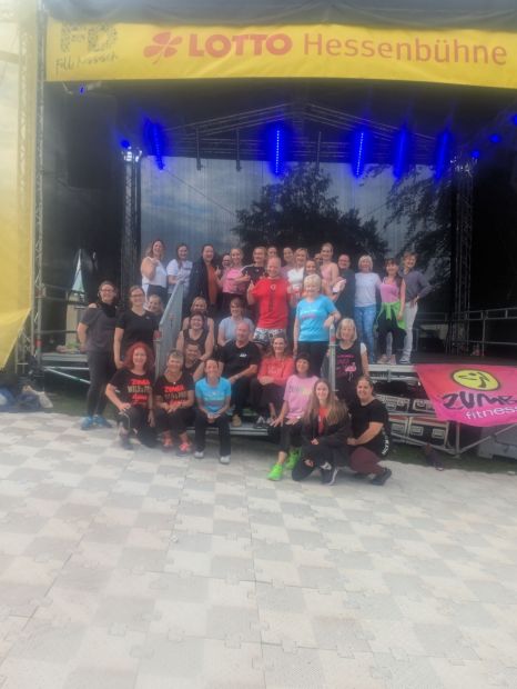 "Zumba-Michi" bringt das Festival in Bewegung - bei den Mitmachangeboten war die Bühne rappel-voll.    Bild: Sportkreis Fulda-Hünfeld