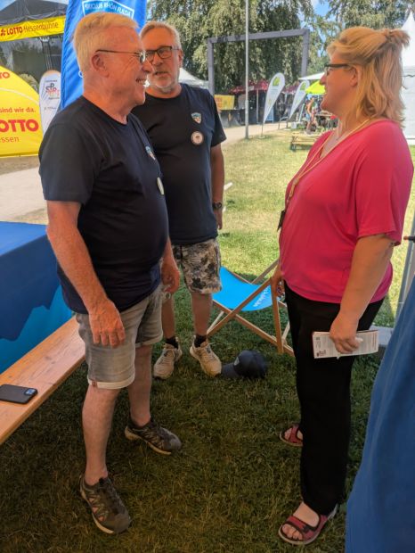lsb h Präsidentin Juliane Kuhlmann dankt den Vertretern des Ski-Club Fulda Rhön - Hermann Veldung und Uli Marquardt für ihren gigantischen Einsatz - immerhin 70 Helfende haben den Vorstand am "Ski-Festival" unterstützt.    Bild: Sportkreis Fulda-Hünfeld