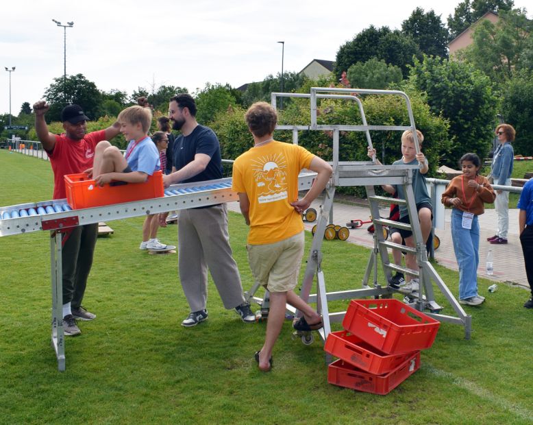 Auch die Rutsche erfreute sich beim Spiel- und Sportfest in Oberursel großer Beliebtheit.    Bild: Andreas Romahn