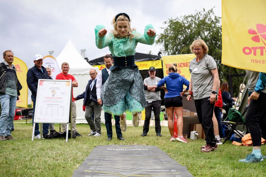 Auch das Hessentagspaar - Vera und Max - besuchte das Festival des Sports und absolvierte Übungen für das Deutsche Sportabzeichen.    Bild: Osthessen-News - Carina Jirsch