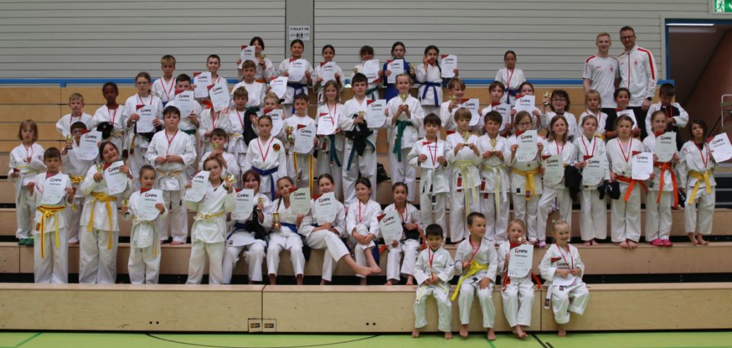Kids-Cup Kids, oben rechts stehend: Rechts Markus Seitz Präsident HFK, daneben Noel Seitz HFK Jugendreferent und Kinderschutzbeauftragter    Bild: Martina Bier (HFK Pressereferentin)