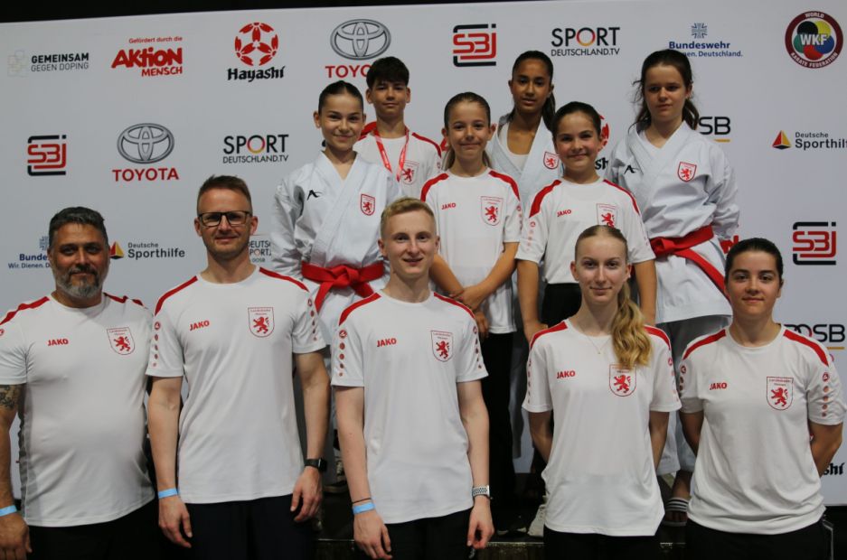 Ein Teil des Hessischen Kata-Teams    Bild: Martina Bier (HFK Pressereferentin)