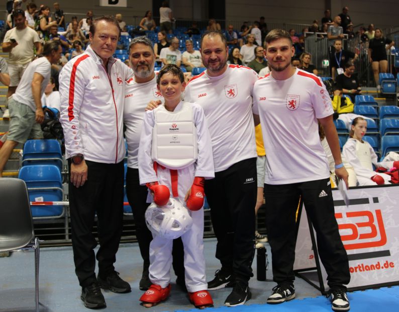 V.l.: Alexander Lang (Landestrainer Kumite Stützpunkt Hessen Nord), Christian Bonsiep (HFK Leistungssportreferent, Leonid Korovyakov (Bronzemedaille), Jamal Laudiai (Landestrainer Kumite Stützpunkt Hessen Süd), Marcel Harisow (Betreuer & Coach)    Bild: Martina Bier (HFK Pressereferentin)
