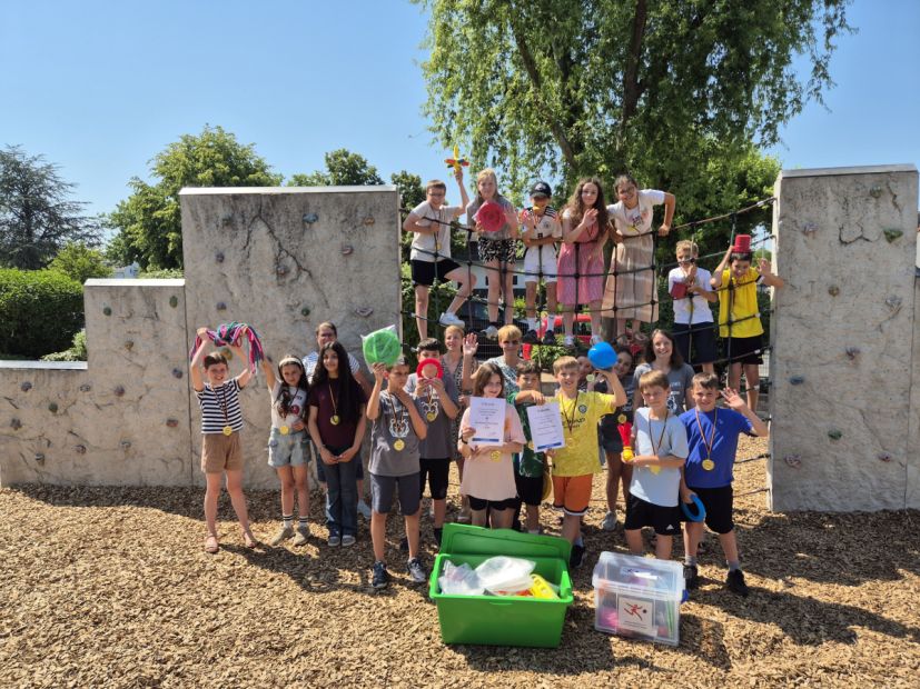 Doppelt erfolgreich: Die Münchhausenschule Rodgau.
Neben dem hervorragenden Sieger-Ergebnis der Klasse 4b durfte in diesem Jahr auch der Schul-Gesamtsieg gebührend gefeiert werden. Bild: Sportkreis Offenbach e.V.
