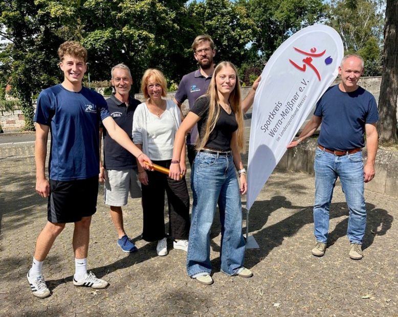 Im Vordergrund v.l.: Mika Weidner (FSJ 2024/25) & Maja Ruelberg (FSJ 2025/26), im Hintergrund v.l.: Thomas Weise (Leichtathletik-Trainer SSC BSA), Dr. Anne Brenner (Schulleiterin Rhenanuschule Bad Sooden-Allendorf), Maximilian Balken (Rhenanusschule & SSC BSA), Thomas Freitag (Sportkreis Werra-Meißner e.V.)