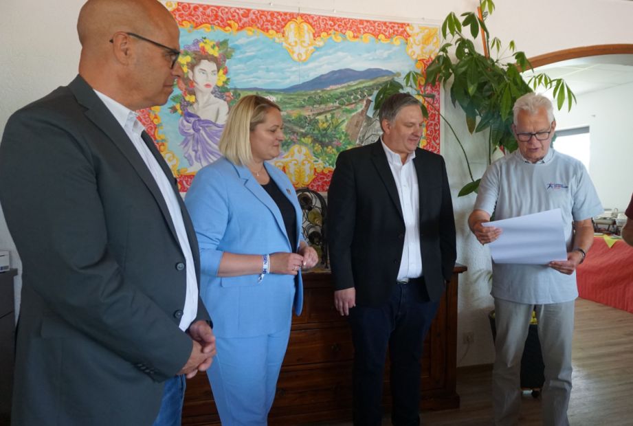 Ralf-Rainer Klatt, LSBH-Vizepräsident (rechts) verliest die Förderurkunde - mit dabei (v. l.) Steffen Petrich, Bürgermeisterin Dana Hauke und Frank Hauke. Bild: Sportkreis Fulda-Hünfeld