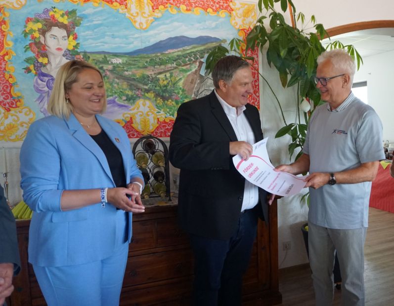 Ralf-Rainer Klatt übergibt die Förderurkunde an Frank Hauke Bild: Sportkreis Fulda-Hünfeld