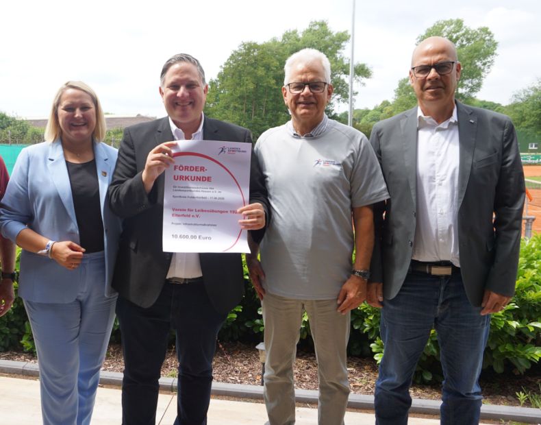 Strahlende Gesichter - 10.600 € Förderung für den VfL Eiterfeld - v. l. Bürgermeisterin Dana Hauke, Frank Hauke, Ralf-Rainer Klatt, Steffen Petrich Bild: Sportkreis Fulda-Hünfeld