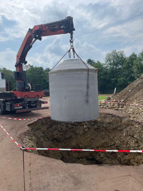 Nach der Erlaubnis des Landes Hessen zum vorgezogenen Baubeginn rollen die Bagger beim VfL Eiterfeld Bild: VfL Eiterfeld