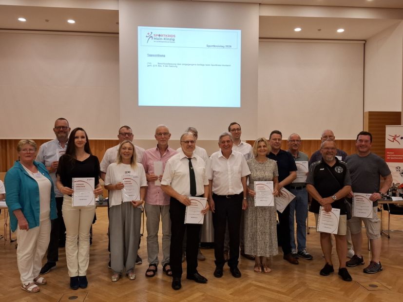 Vereinsvertreter bei der Übergabe der symbolischen Förderbescheide Bild: Sportkreis Main-Kinzig und Stadt Hanau e.V.