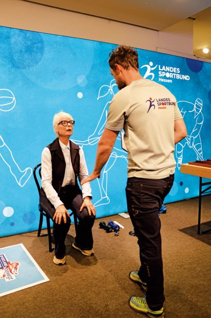 Auch Hessens Sportbeauftragte Ann Kathrin Linsenhoff (linkes Bild) absolvierte den Test, den der LSBH seit Mitte 2022 durchführt.Fotos: LSBH