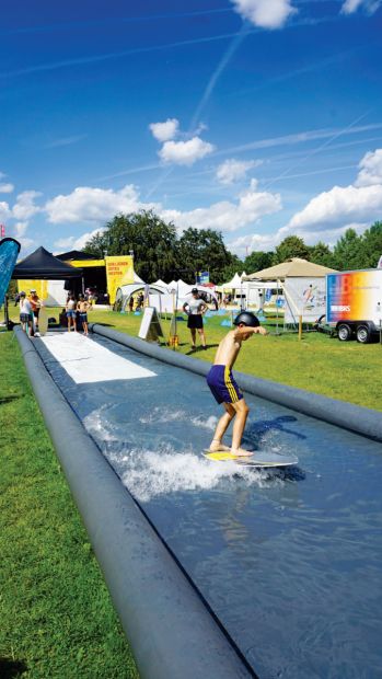 Das Programm auf der LOTTO Hessen-Bühne begeisterte ebenso wie die Mitmach-Aktivitäten. Die Skimboard-Strecke der Sportjugend Hessen bot willkommene Abkühlung und jede Menge Spaß. Den hatte angesichts der Resonanz auch Harald Piaskowski, hier zusammen mit Sportministerin Diana Stolz beim Ski-Club Rhön Fulda. Fotos: SK Fulda-Hünfeld
