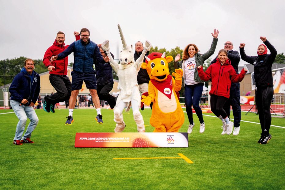 Schwungvoll sind Sportbotschafter und Orga-Team in Hanau ins Sportabzeichen-Festival gestartet. Foto: DOSB/Cem Kazma