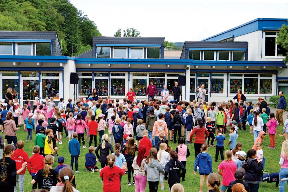 Der Schulhof der Hardtwaldschule in FriedrichsdorfSeulberg war während des Sportsfinderdays mini prall gefüllt.Foto: Sportjugend Hessen/Emil Keller