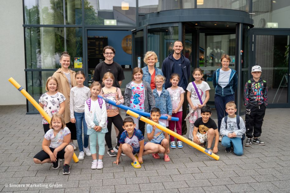 Gruppe 1 von 2 mit ihren Schwimmtrainern: Jule Beisenherz, Janne Mattis Weickert, Claudia Herrmann, Marius Hamel, Kerstin Fricke Bild: Sincere Marketing GmbH