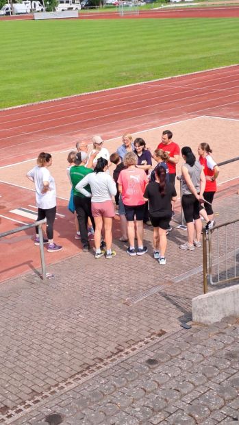 Besprechung an der Weitsprunganlage    Bild: Christine Hamann-Glitsch