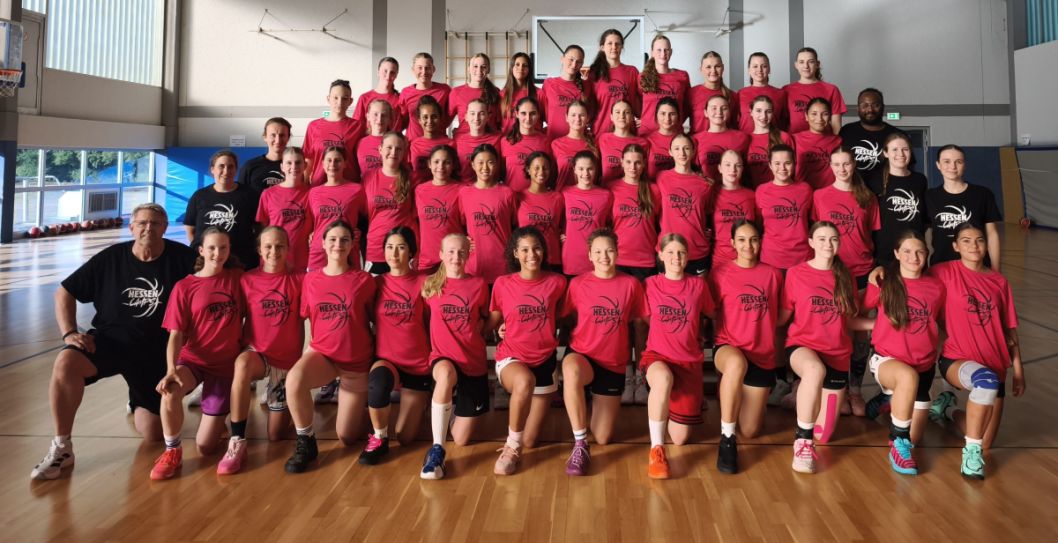 45 Nachwuchsspielerinnen trainierten beim Mädchen-Leistungscamp in Alsfeld Bild: Spissinger