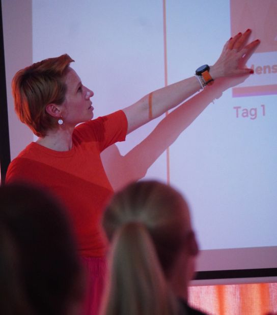Die ehemalige Leistungssportlerin und weiterhin aktive Läuferin Stephanie Platt referierte über die Thematik "zyklusbasiertes Training" im Mädchen-Leistungscamp Bild: Spissinger