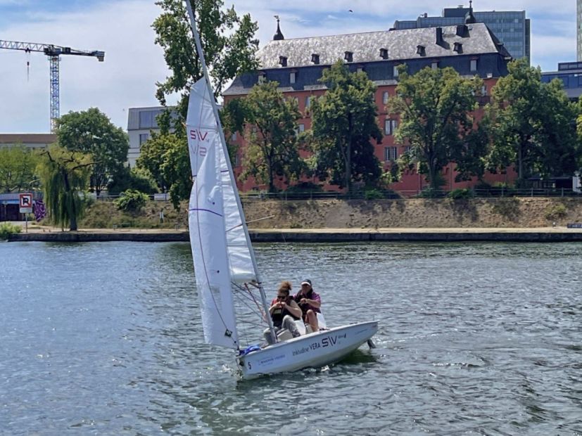 Matthias Sator und Seglerin auf "Inkludine Vera" S/V 14 des ORV     Bild: Mitglied des ORV